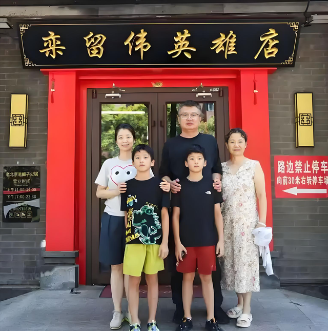 烈士栾留伟的妻子观礼阅兵盛典！债已还清，我会照顾好公婆和女儿