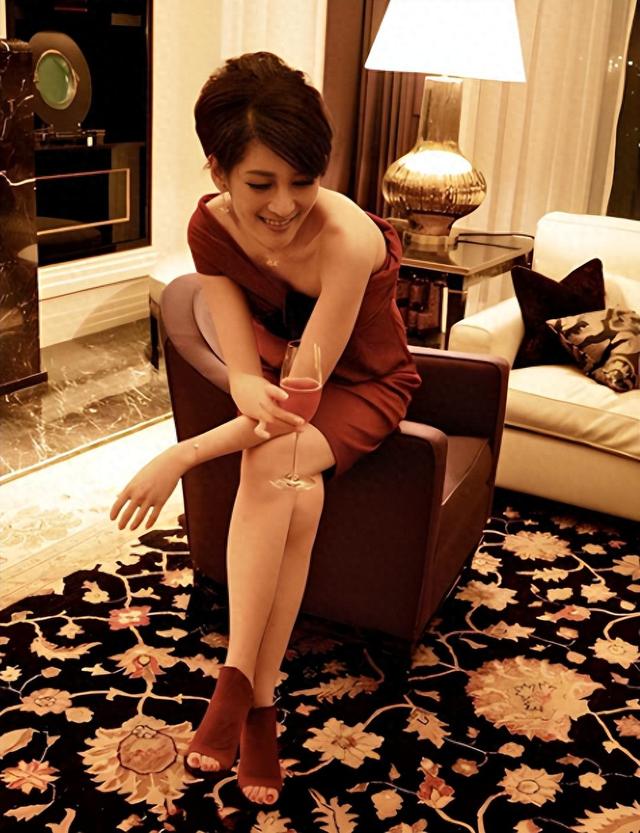 傍大款，当小三，私生活混乱！难怪16年过去，阔太们还在防着她