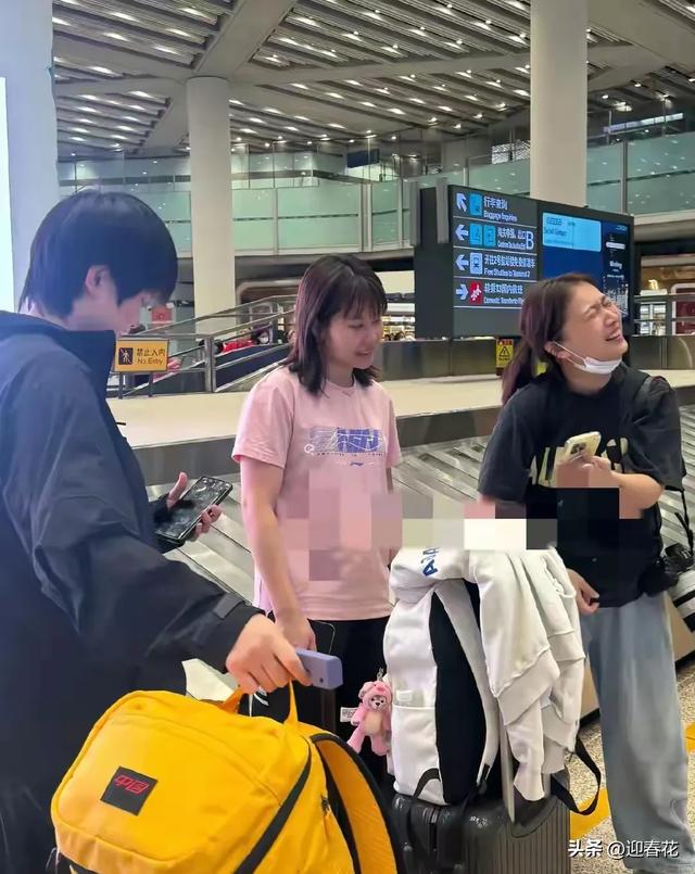 国乒回国抵达北京机场照，王曼昱被老奶奶包围，高远给小粉丝签名