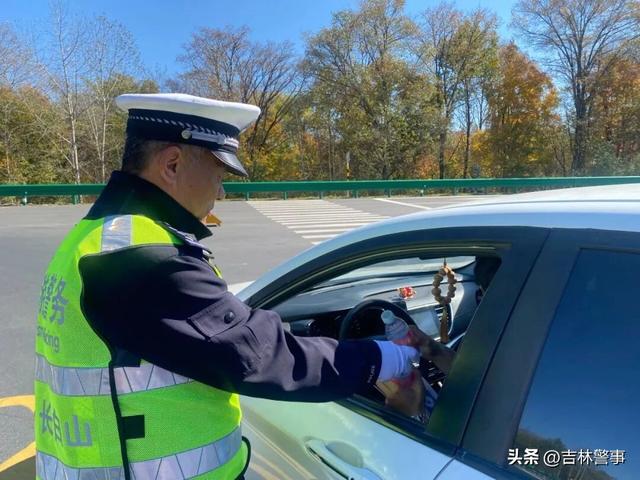 【节日我在岗】沿G331看长白山最美风“警”
