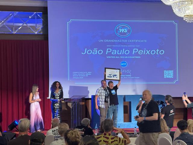 陈广明领取中国首个《联合国特别大师》证书