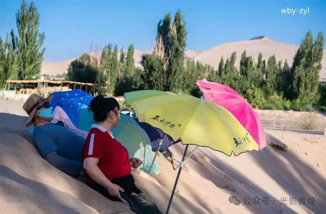 敦煌鸣沙山下兴起沙疗热