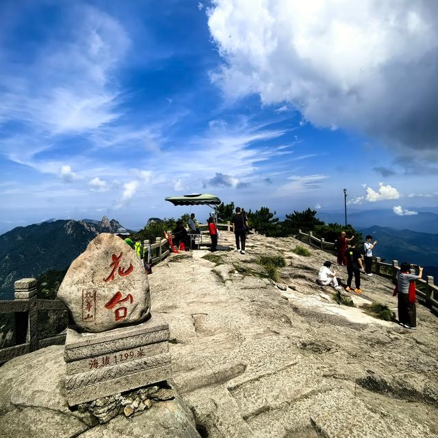 九华山是佛教名山地藏菩萨道场，景区很大，有自然景观与众多佛殿
