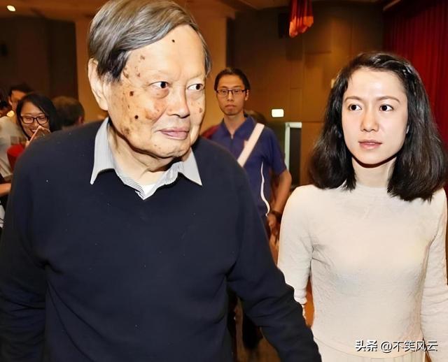 杨振宁离世不到1个月，翁帆近况意外曝光，原来她并非想象中那样