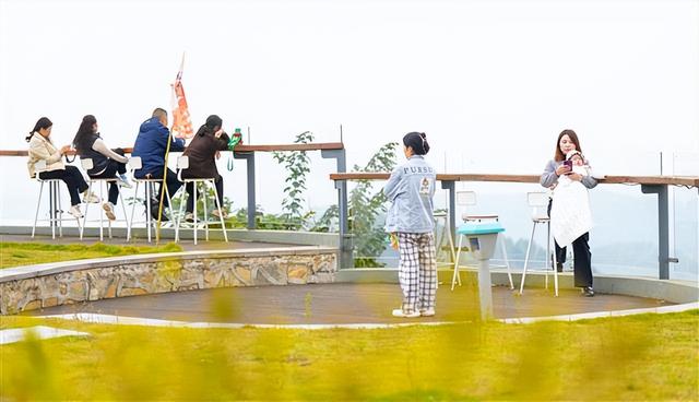 初冬不必追春夏！垫江这家房车露营地美成诗意画卷