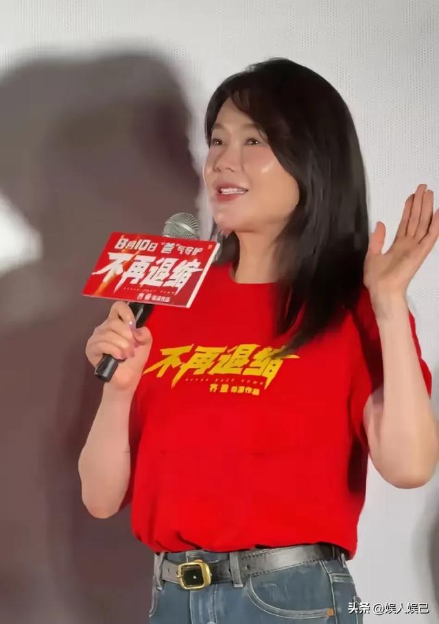 48岁的左小青整容后难认出，模样别扭，往昔形象风采已难再寻。