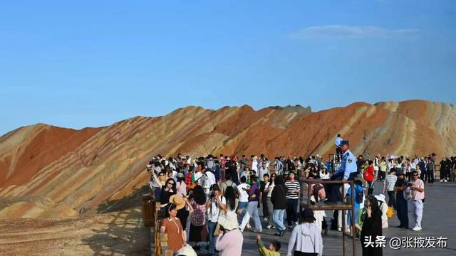 张掖七彩丹霞2025年游客量破300万人次的背后