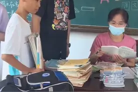 学校开学 学生们排队交作业 一男孩在队伍中“奋笔疾书”赶作业 网友:在“赶作业”界也是相当炸裂的图片