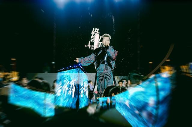 璀璨光影点亮冬日夜空，太原奥莱打造三晋首个千平光影迷宫——小雪节气浪漫飘雪，视听盛宴引爆冬季热潮