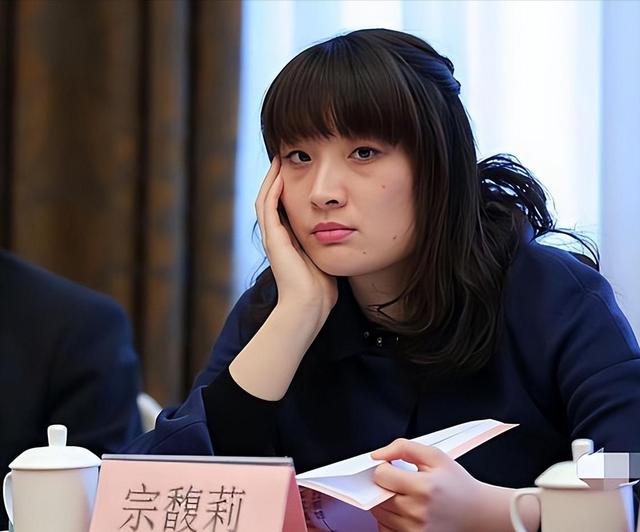 官媒发文！宗馥莉再破天花板	，让亲叔叔宗泽后和整个商界沉默了