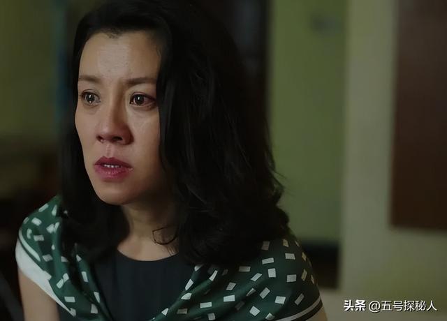 与四婚名导同居三年流产两次不结婚，转身下嫁穷小子，如今咋样？