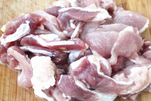 做酸菜炒粉条，不能将酸菜直接下锅	，大厨：多做一步，入味还解馋