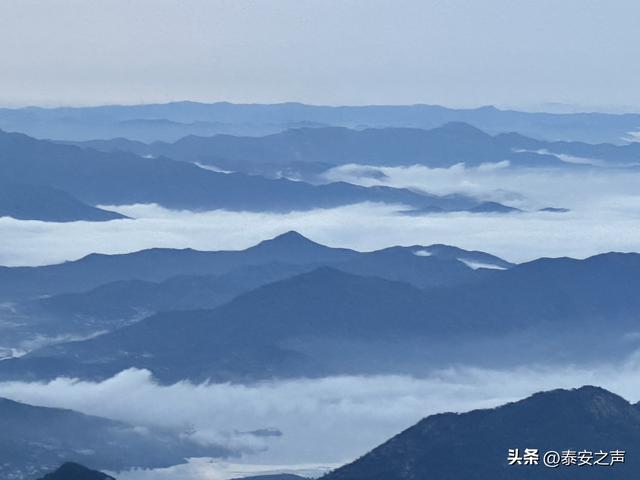 雨后泰山云海翻涌如仙境