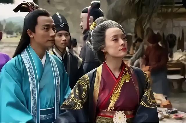 她陪他睡了30年，生下2个儿子，最后却亲手将他毒杀在自己寝宫里