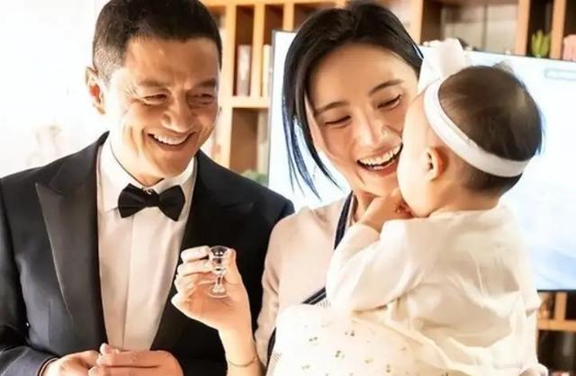 笑死了！李亚鹏和海哈金喜宣布离婚，没想到评论区句句都是梗
