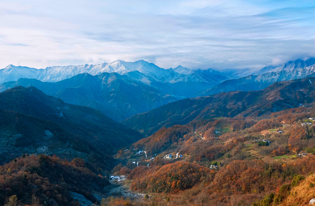 正式通车！全线免费！新挖赏秋天花板小城，绝美彩林不输九寨！地道美食50元吃爽！