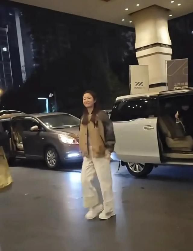 49岁林心如扎高马尾，穿棒球衫配运动鞋从车上下来，真显年轻！