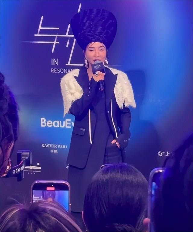 北京红毯太真实，杨颖险些走光，钟丽缇挤出副乳，张雪迎脸僵肿