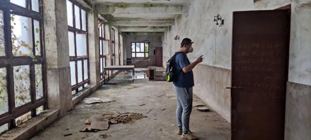 重庆巴南废弃了20多年的电影院，里面还遗留了大量上世纪的老物件