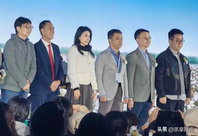 郭晶晶现身北京，穿小香风戴棉花手链和善大气，素颜胖出双下巴