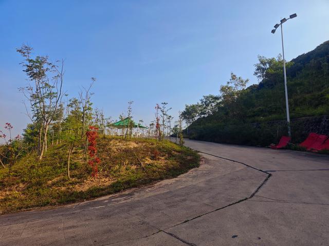 塘朗山郊野公园火车道口与绿平二路段，爬坡酸爽，骑友的天堂