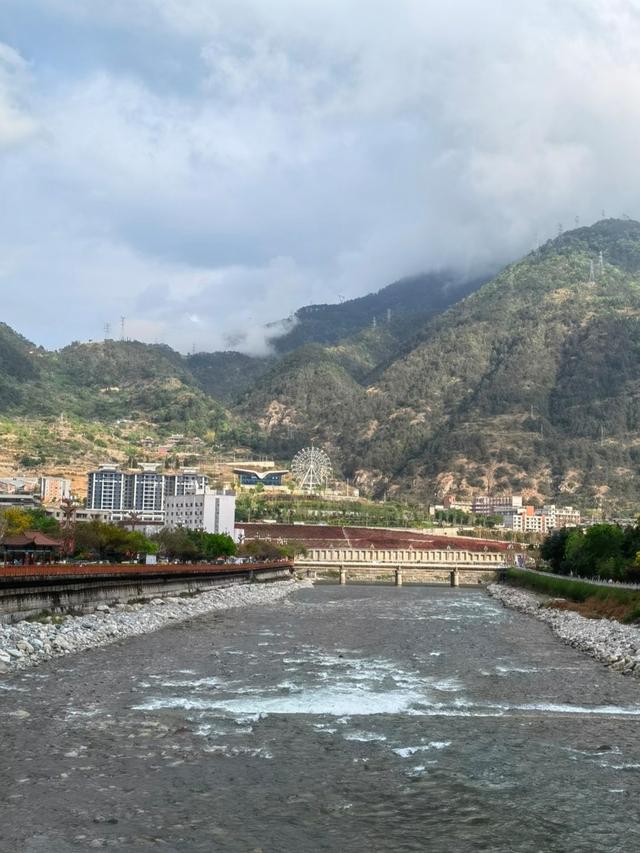 四川的这座小城简直太美了，我游了5大美景，来了根本不想回家。