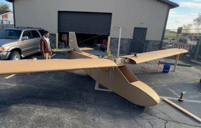 疯狂还是天才？这位发明家主用硬纸板造出了真能飞的载人飞机