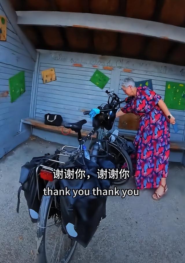 独腿骑行博主到法国小镇，意外被外国人疯狂投喂，感动的说不出话