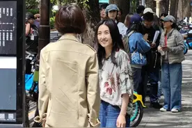 张子枫鲁豫什刹海被偶遇，张子枫个子不高但五官精致，生图也好美图片