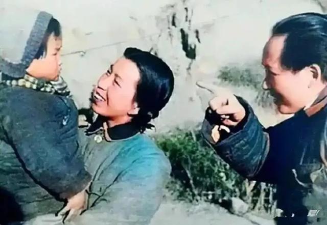 这是85岁李讷的近照,注意看她的坐姿,才知道她为何没去纪念堂