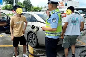 惊！新能源车高速跑没电，3人上演“手推车”图片