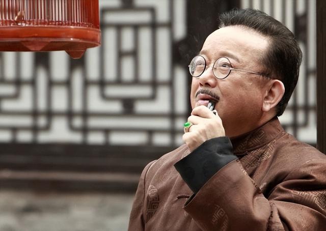事实证明，被传卖掉上亿豪宅移民美国的王刚，已经走上另一条大道
