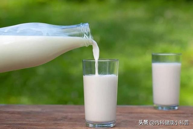 牛奶再次受到关注！医生发现：糖尿病患者喝牛奶时，多注意这5点