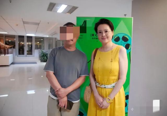 袁立近照曝光，身上米黄色裙子抢镜，比之前瘦了，公开讲课状态好