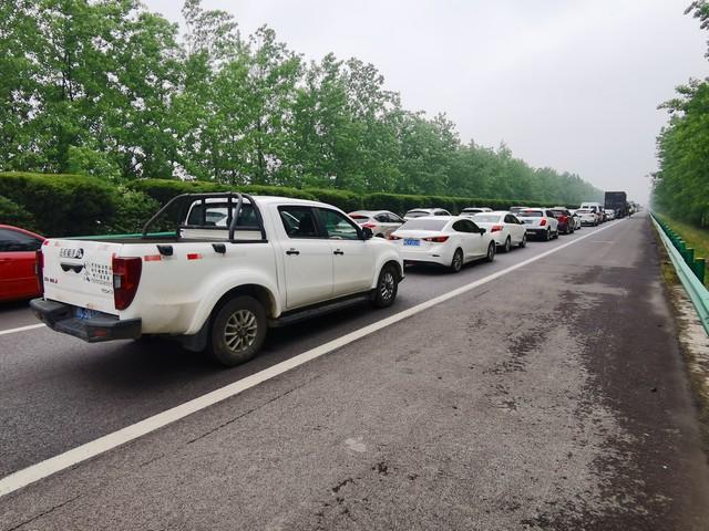 错峰成“集体翻车”现场？高速堵到熄火，景区全是“同类聪明人”