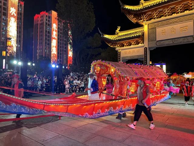 连城：非遗机甲共舞山城 文旅盛宴点燃双节