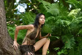 可怜的女孩！被生父关在山洞8年，16岁时被发现，变成了野人图片