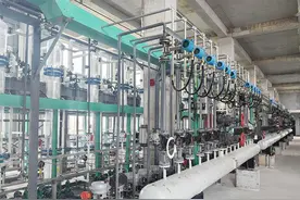 山东鲁泰华盛年产2万吨二（三氯甲基）碳酸酯项目：使用国内首台套全自动包装系统，全流程智能化生产控制图片