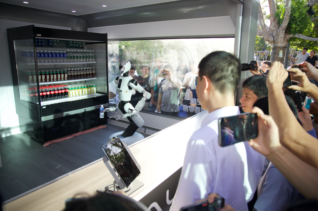 双手取货+漂移搬运，WRC明星机器人告诉大家：什么是高级操作