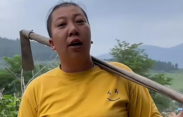 装疯卖傻，丑态百出，目不识丁，到底是谁捧红了这些跳梁小丑？