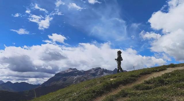 章泽天去意大利徒步登山,她扎高马尾很年轻,坐山顶看风景很惬意