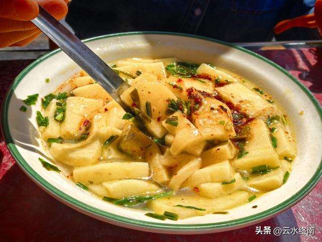 蓝田的美，美在隐秘：这是山边一条少有人走的路，我却走过很多次