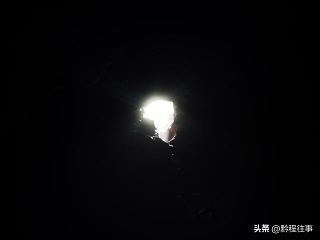 一个洞内烟云氤氲的躲匪洞，一个白练如幕的暗河瀑布