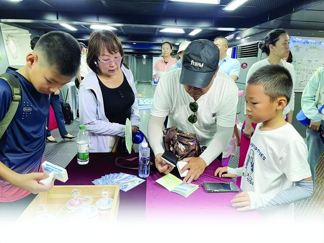 国内首个航母主题邮局开业 军迷“接头”邮粉儿