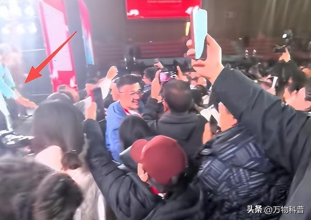 闫学晶没想到	，2026年刚开年，老搭档冯巩就给她上了生动一课