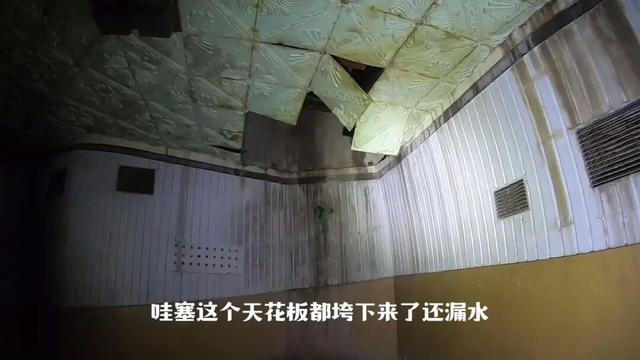 重庆巴南废弃了20多年的电影院，里面还遗留了大量上世纪的老物件
