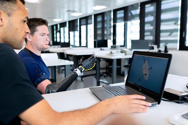 50岁以上人工智能使用率九成：免费工具成标配，责任成稀缺资源