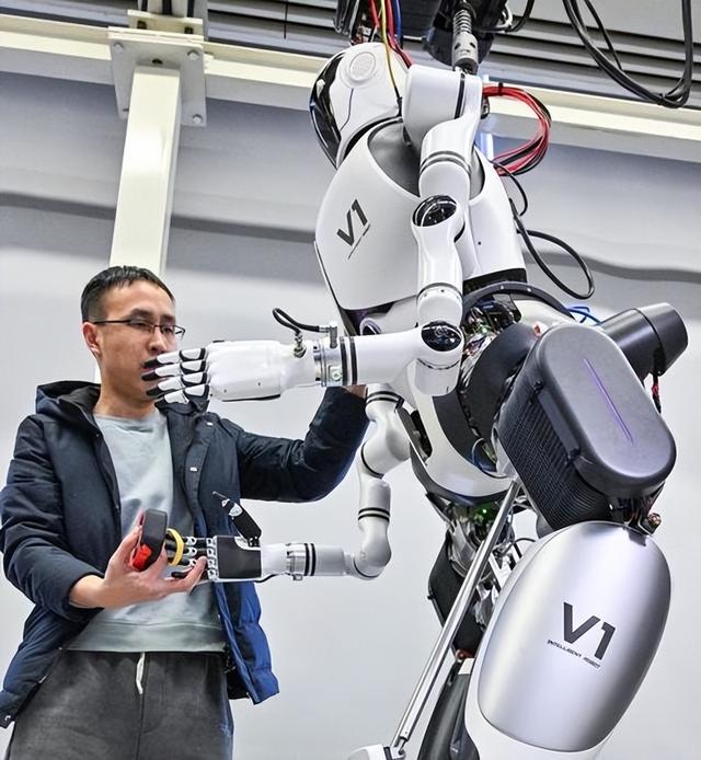 人形机器人将成为人类新成员，从科幻到现实，将开启全新智能时代