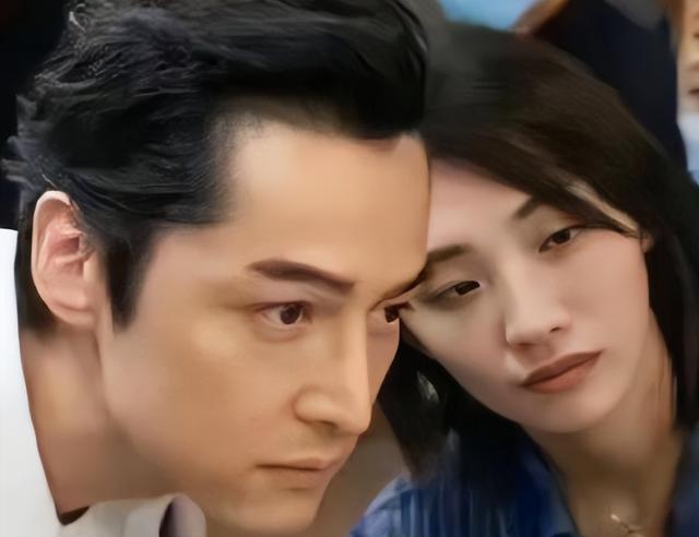 43岁胡歌带老婆上海看新房！黄曦宁素颜显孕相，穿宽松裙腰身粗壮
