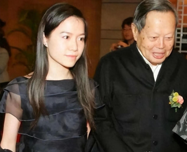 18年，杨振宁儿女从美国来看望父亲与翁帆，一家人在三峡其乐融融